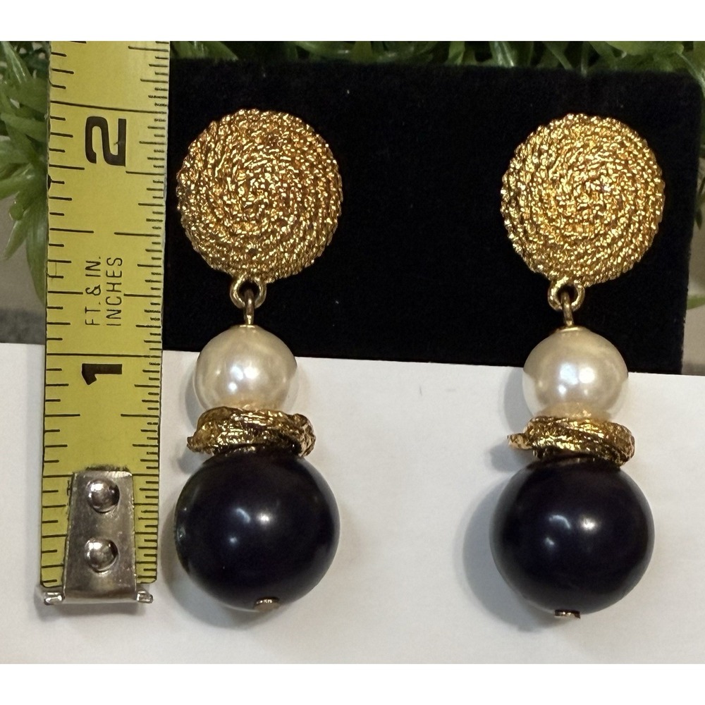 Vintage Gold-Tone Pearl Black Dangle Earrings Textured Drop Jewelry - Picture 5 of 5
